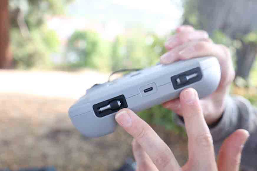 Die Joysticks des DJI RC-N1 Controllers für die DJI Mini 3 Pro befinden sich auf der Unterseite der Fernsteuerung in 2 Fächern.